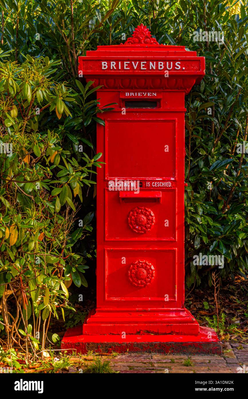 Retro mailbox hi-res stock photography and images - Alamy