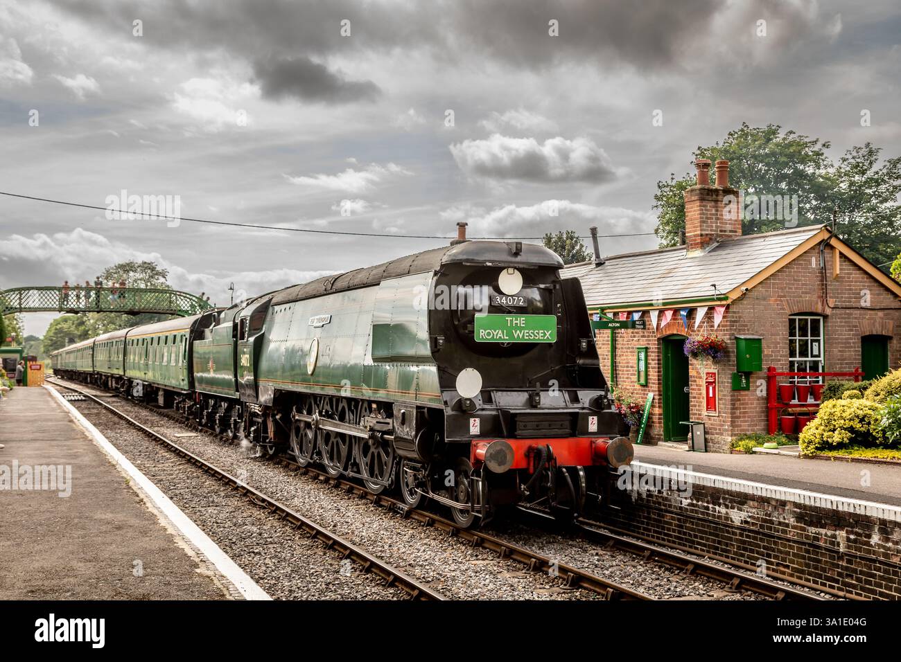 BR 4-6-2 'BoB' No. 34072 '257 Squadron' arrives at Medstead and Four ...