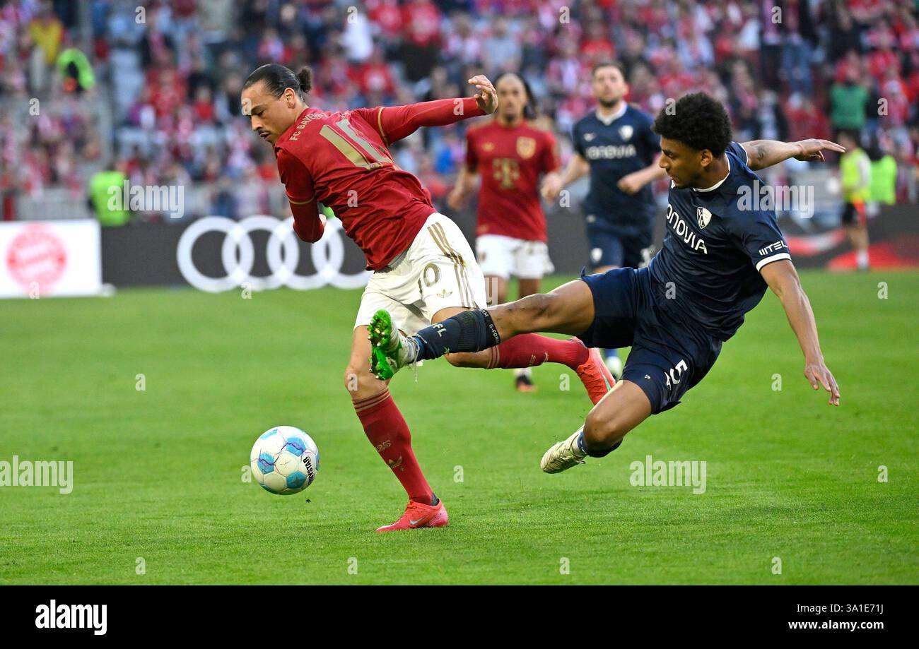 Zweikampf, Aktion Leroy Sane FC Bayern Muenchen FCB (10) gegen Bernardo