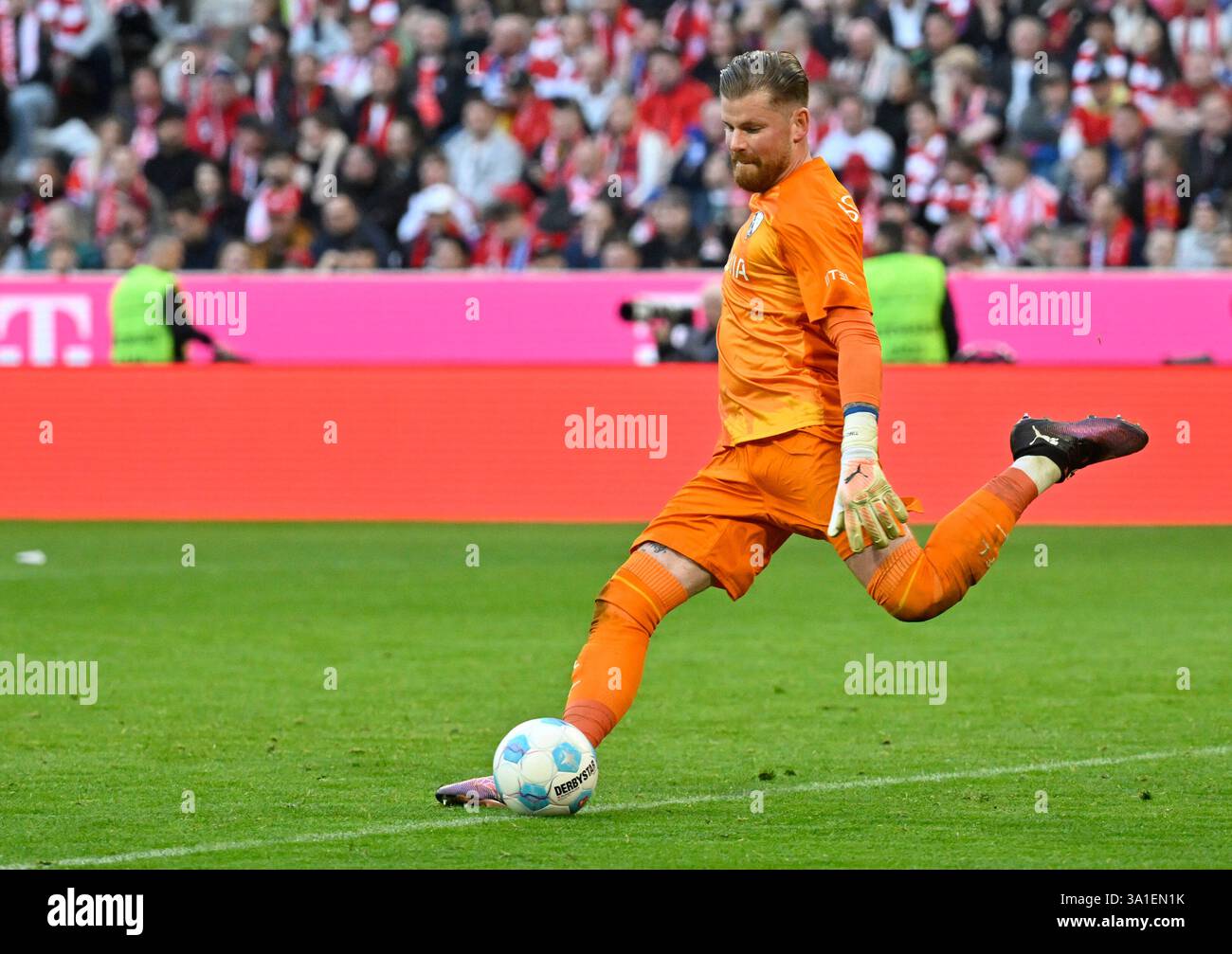 Torwart Timo Horn VfL Bochum BOC (01) Aktion am Ball FC Bayern Muenchen ...