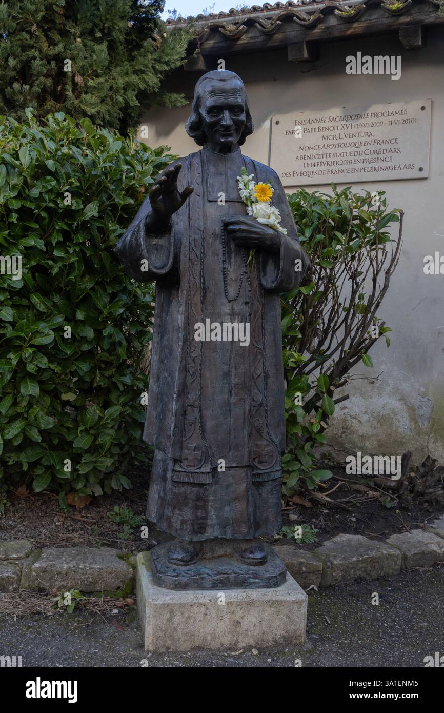 Statue Saint Benoît 12 cm en résine – Protection et spiritualité Statue Saint Benoît 12 cm en résine – Protection et spiritualité