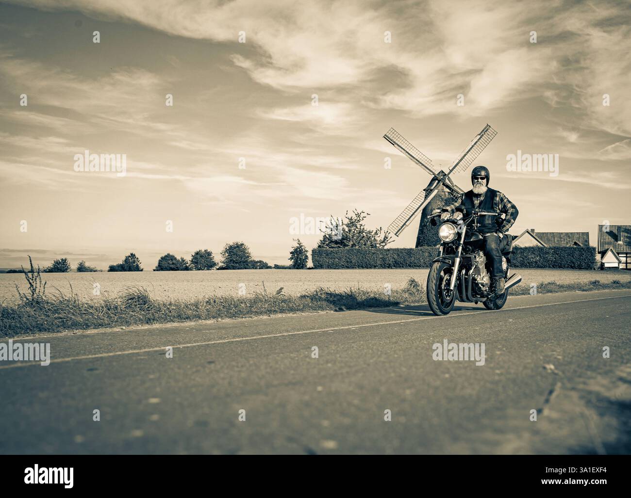 Stupell Home Décor Sepia Motorrad Wandbild – 33 X 48 Cm, Auf Holz, Gerahmt