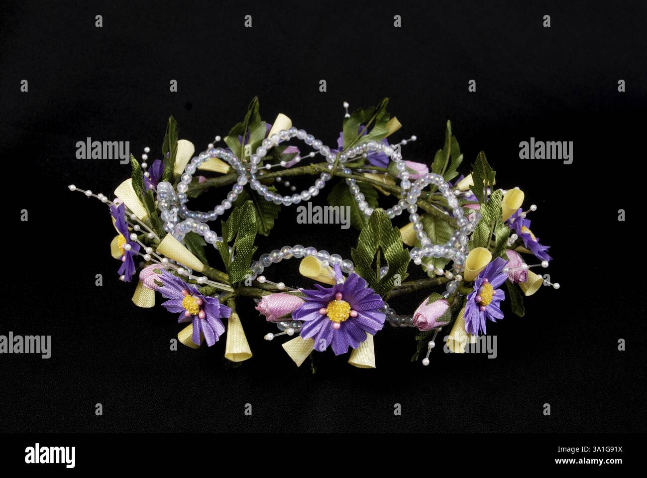 Brides maid head dress used in Christian wedding name of flowers cup roses marguerite and disco beds made in sateen cloth, India, Asia Stock Photo