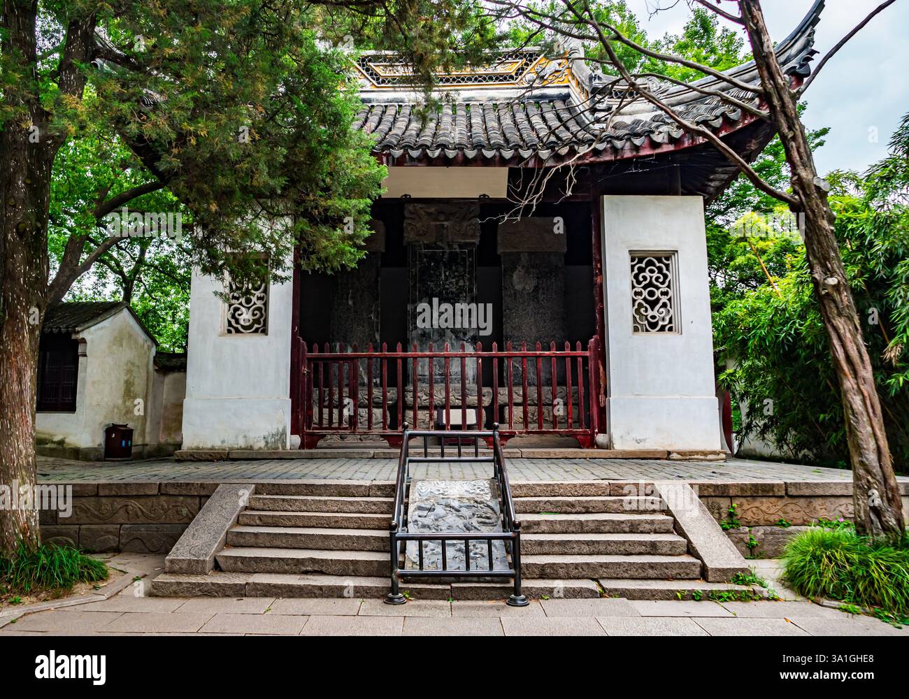 Historic stone courtyard features hi-res stock photography and images ...