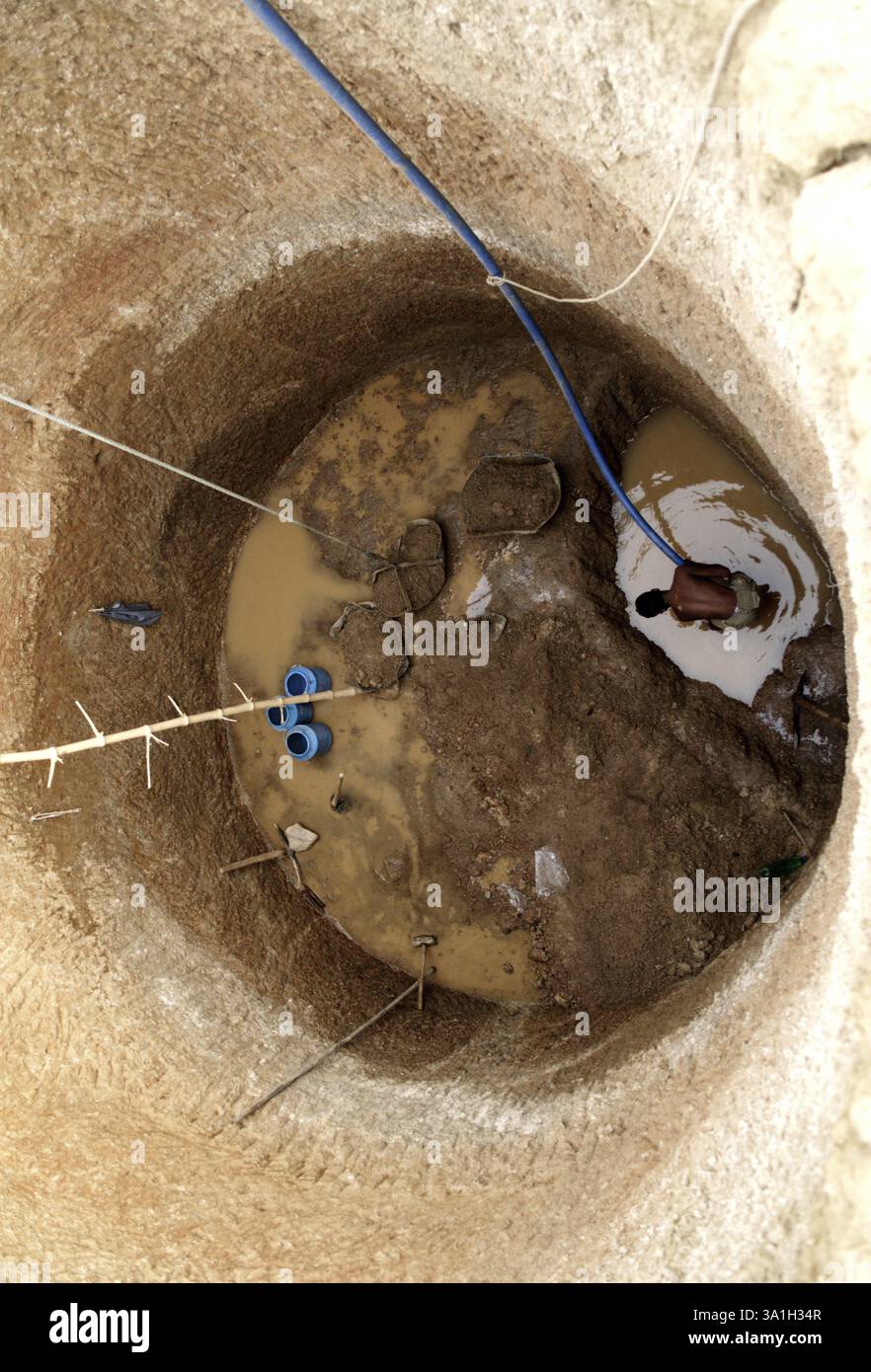 Man digging well india hi-res stock photography and images - Alamy