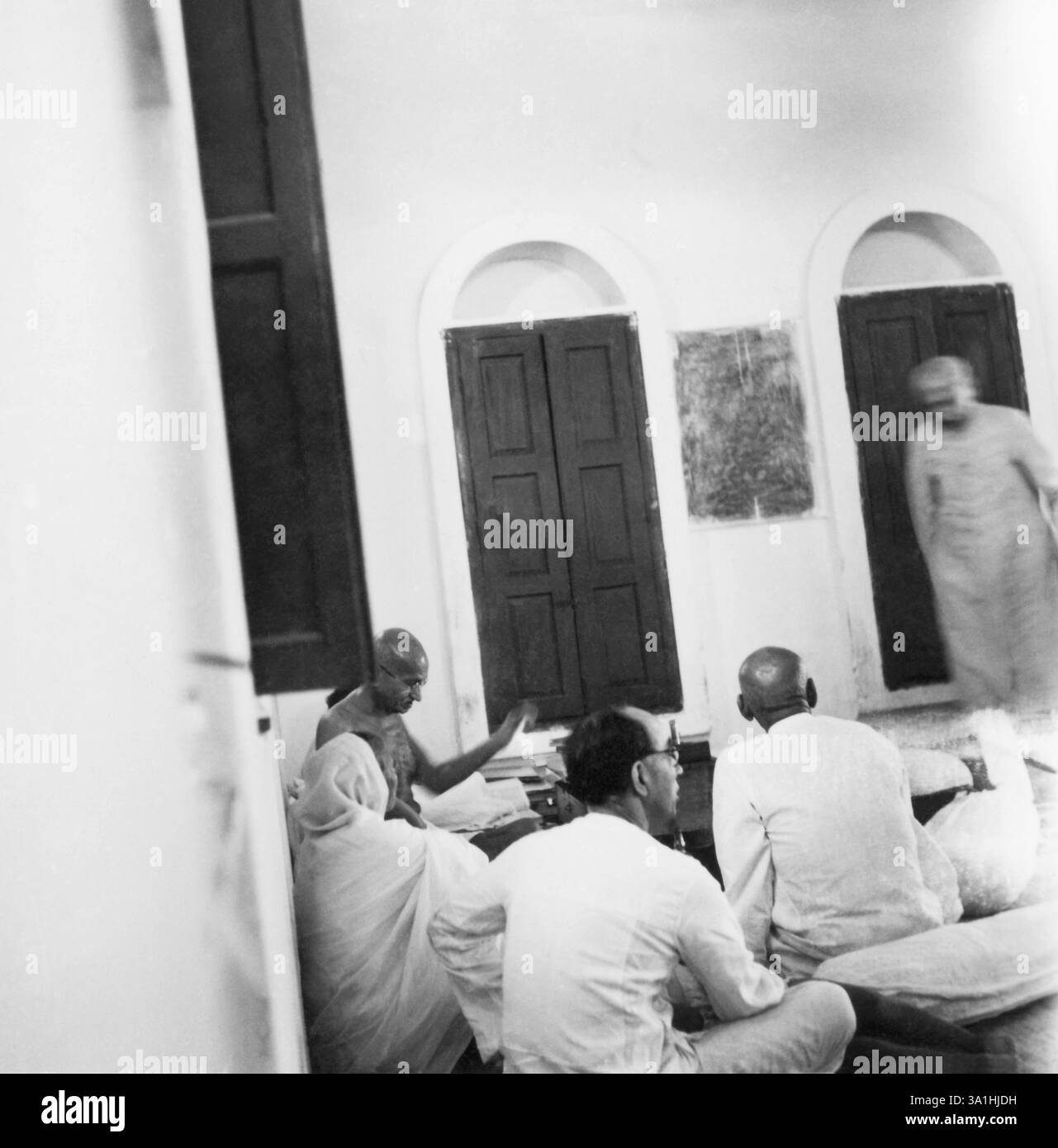 Mahatma Gandhi in a meeting at Bhangi Colony sweeper's colony in Delhi ...