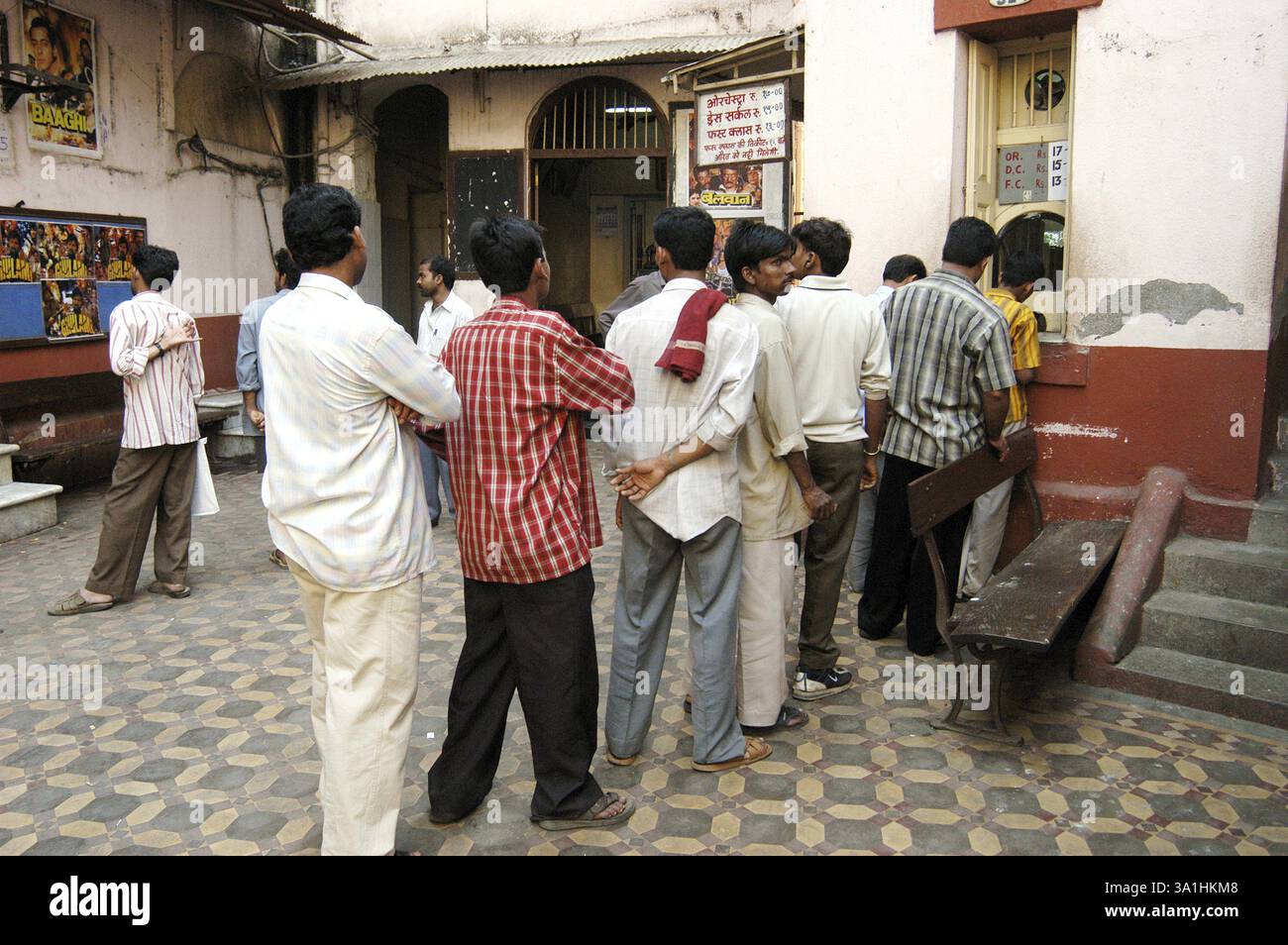 India theatre queue hi-res stock photography and images - Alamy