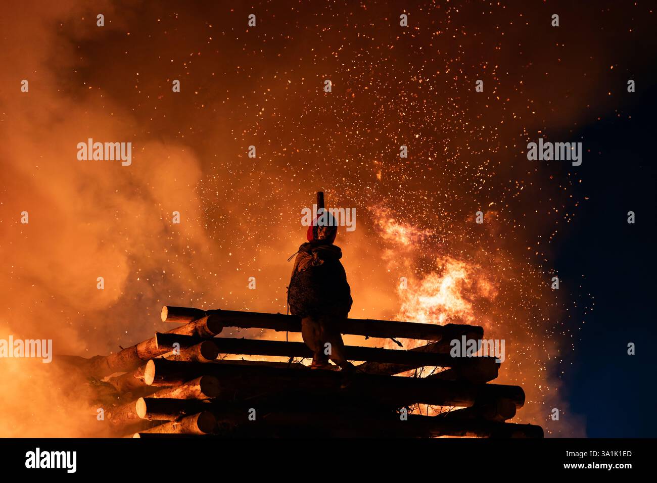 08 March 2025, Baden-Württemberg, Rottweil: A sparking fire burns on a ...