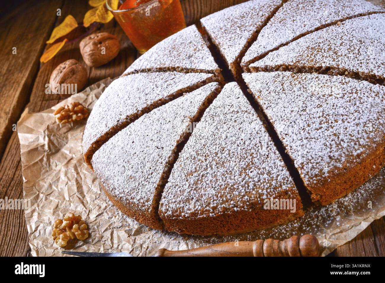 Frischer und leckerer herbstlicher Walnusskuchen mit Honig Stock Photo ...