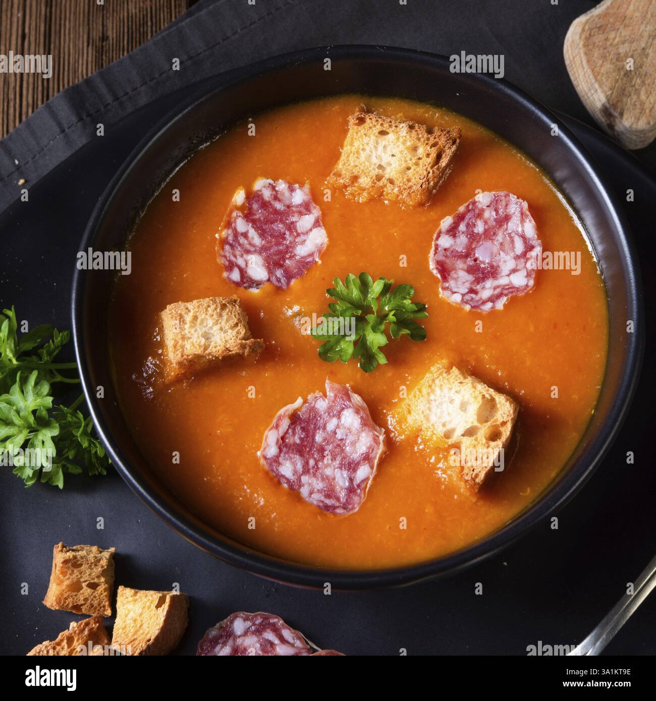 Ungarische Paprikacremesuppe mit wuerziger Wurst Stock Photo - Alamy Ungarische Paprikacremesuppe mit wuerziger Wurst Stock Photo - Alamy