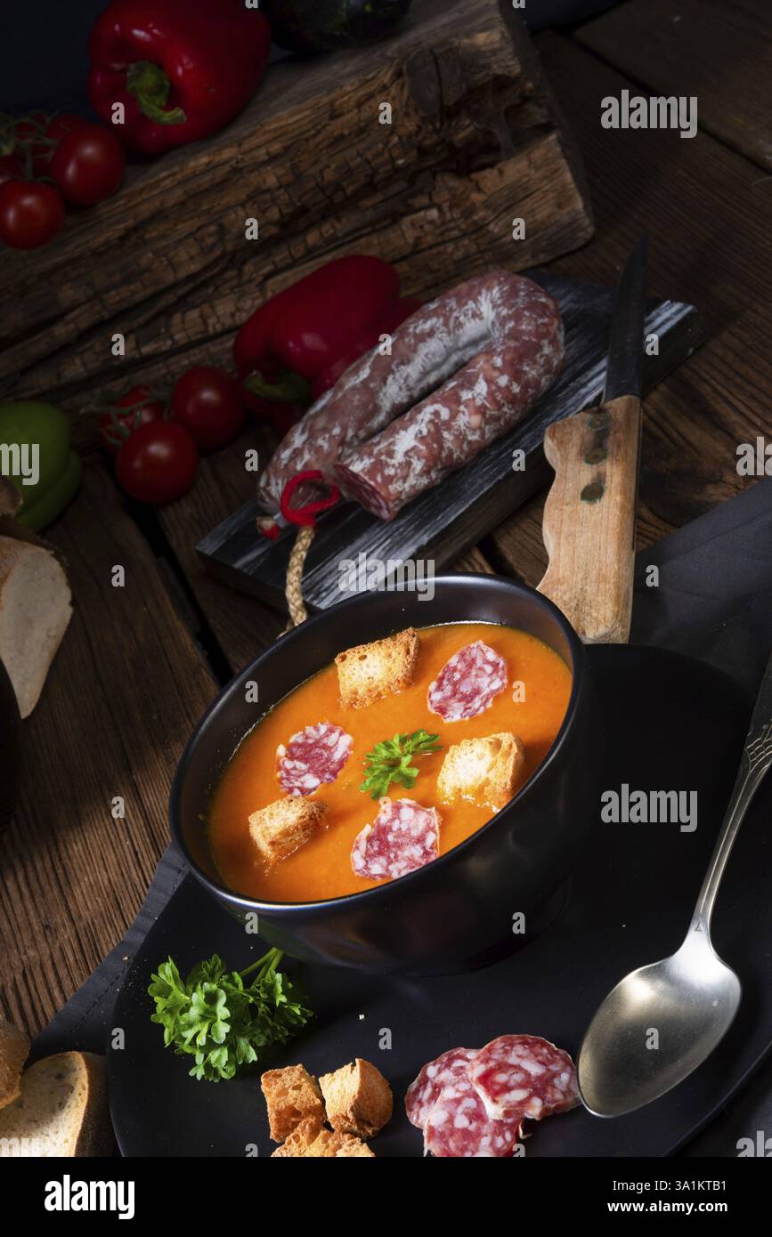 Ungarische Paprikacremesuppe mit wuerziger Wurst Stock Photo - Alamy Ungarische Paprikacremesuppe mit wuerziger Wurst Stock Photo - Alamy