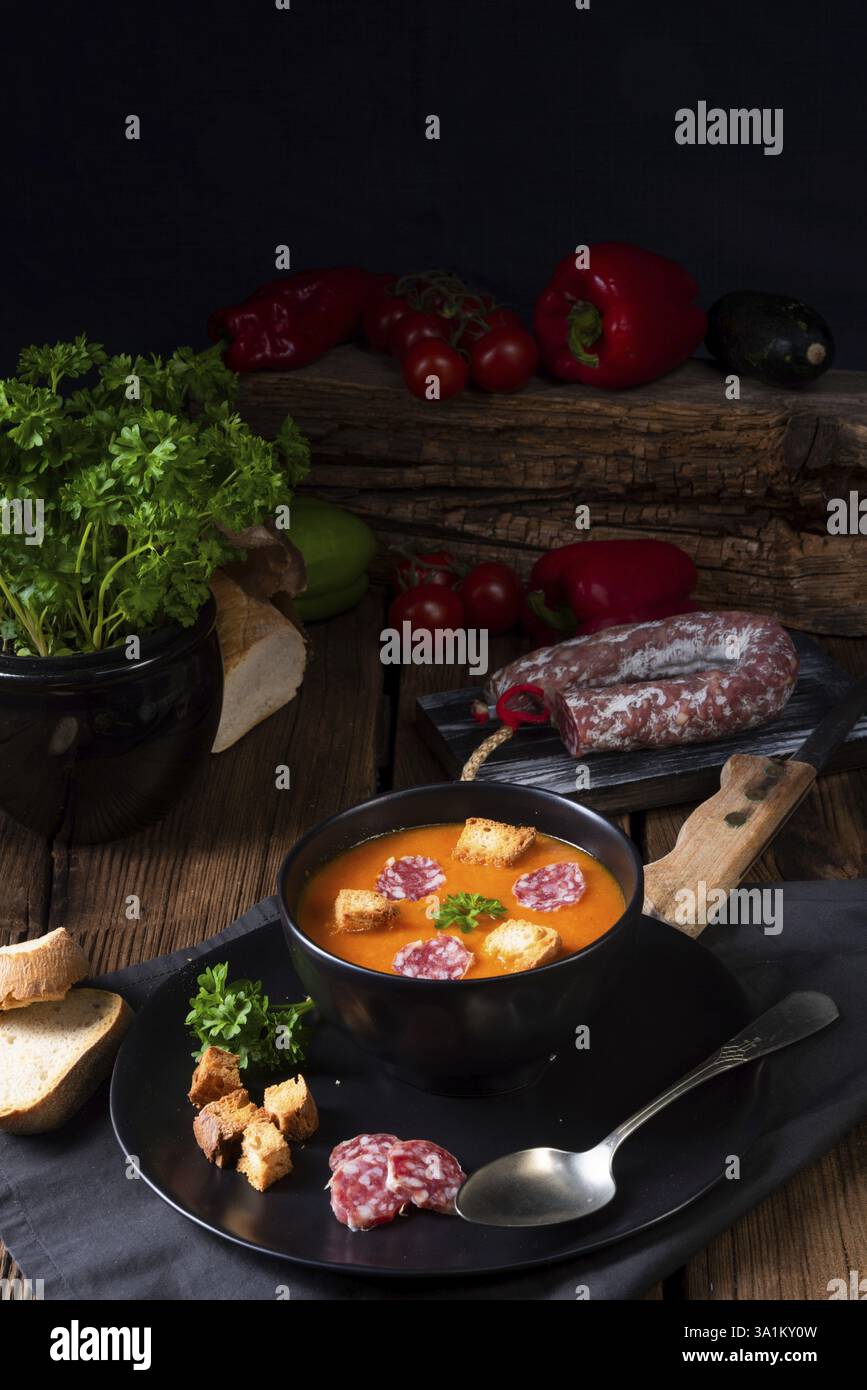 Ungarische Paprikacremesuppe mit wuerziger Wurst Stock Photo - Alamy Ungarische Paprikacremesuppe mit wuerziger Wurst Stock Photo - Alamy