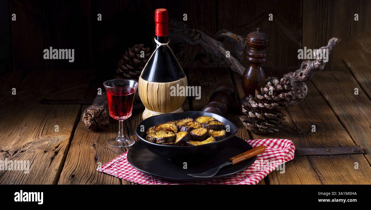 Melitzanes Tiganites - gebratene Auberginen im griechischen Stil Stock ...