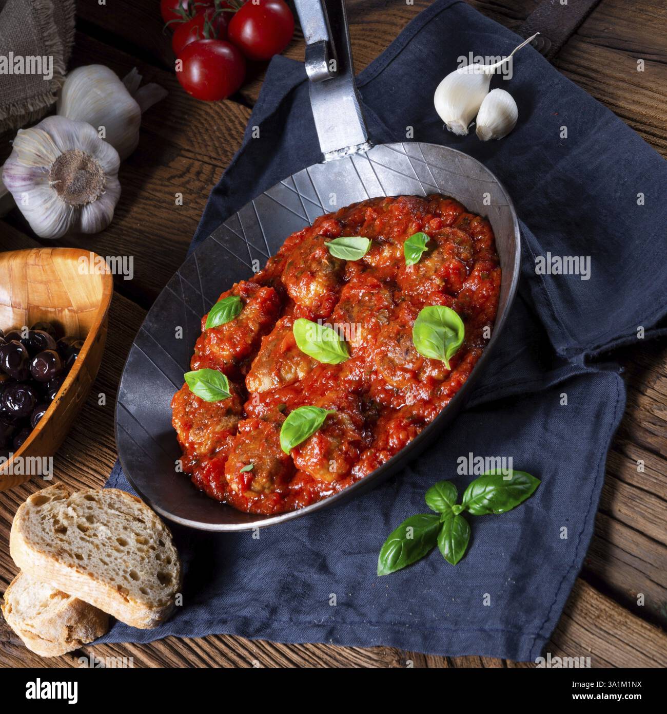 Rustikale Mini-Faeckchen Tomatensauce mit Basilikum gebacken Stock ...