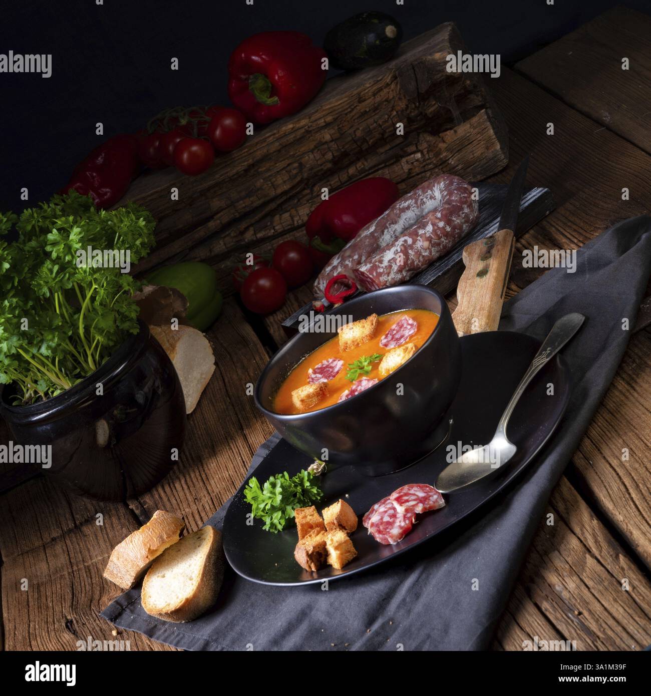 Ungarische Paprikacremesuppe mit wuerziger Wurst Stock Photo - Alamy Ungarische Paprikacremesuppe mit wuerziger Wurst Stock Photo - Alamy
