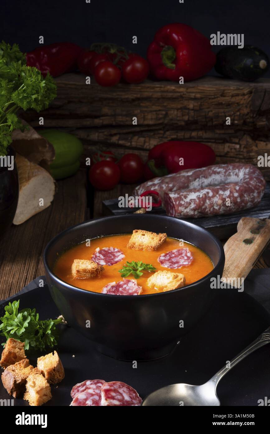 Ungarische Paprikacremesuppe mit wuerziger Wurst Stock Photo - Alamy Ungarische Paprikacremesuppe mit wuerziger Wurst Stock Photo - Alamy