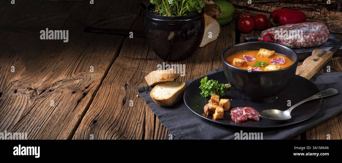 Ungarische Paprikacremesuppe mit wuerziger Wurst Stock Photo - Alamy Ungarische Paprikacremesuppe mit wuerziger Wurst Stock Photo - Alamy