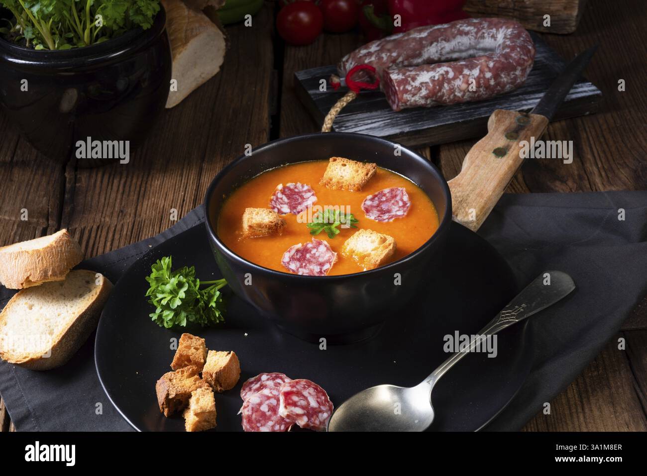 Ungarische Paprikacremesuppe mit wuerziger Wurst Stock Photo - Alamy Ungarische Paprikacremesuppe mit wuerziger Wurst Stock Photo - Alamy