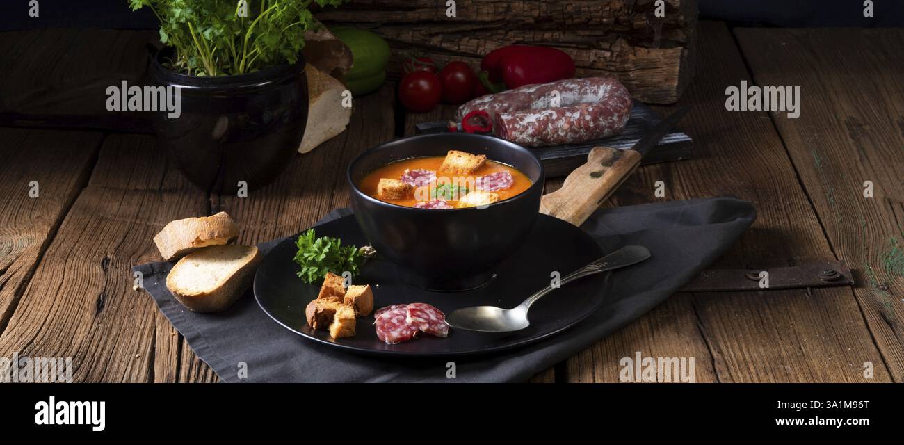Ungarische Paprikacremesuppe mit wuerziger Wurst Stock Photo - Alamy Ungarische Paprikacremesuppe mit wuerziger Wurst Stock Photo - Alamy