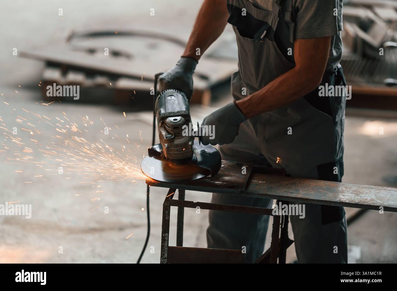 Using Grinder Machine Person using manual grinder process hi-res stock photography and images ...