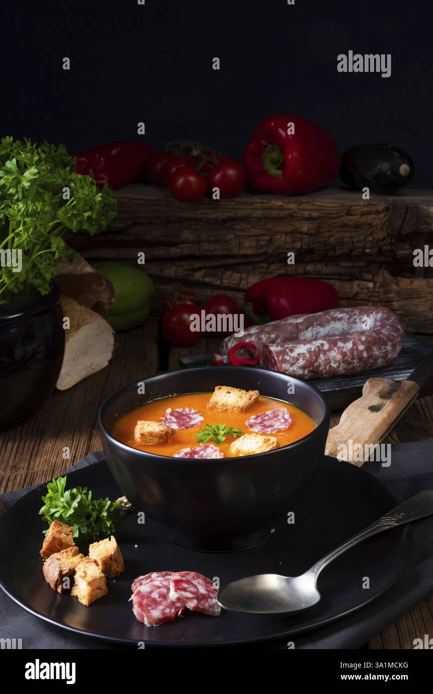 Ungarische Paprikacremesuppe mit wuerziger Wurst Stock Photo - Alamy Ungarische Paprikacremesuppe mit wuerziger Wurst Stock Photo - Alamy