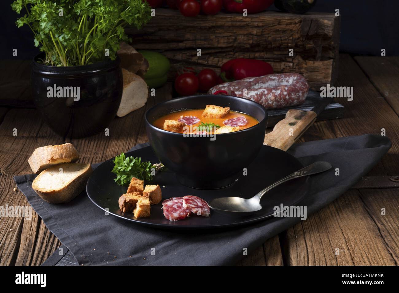 Ungarische Paprikacremesuppe mit wuerziger Wurst Stock Photo - Alamy Ungarische Paprikacremesuppe mit wuerziger Wurst Stock Photo - Alamy