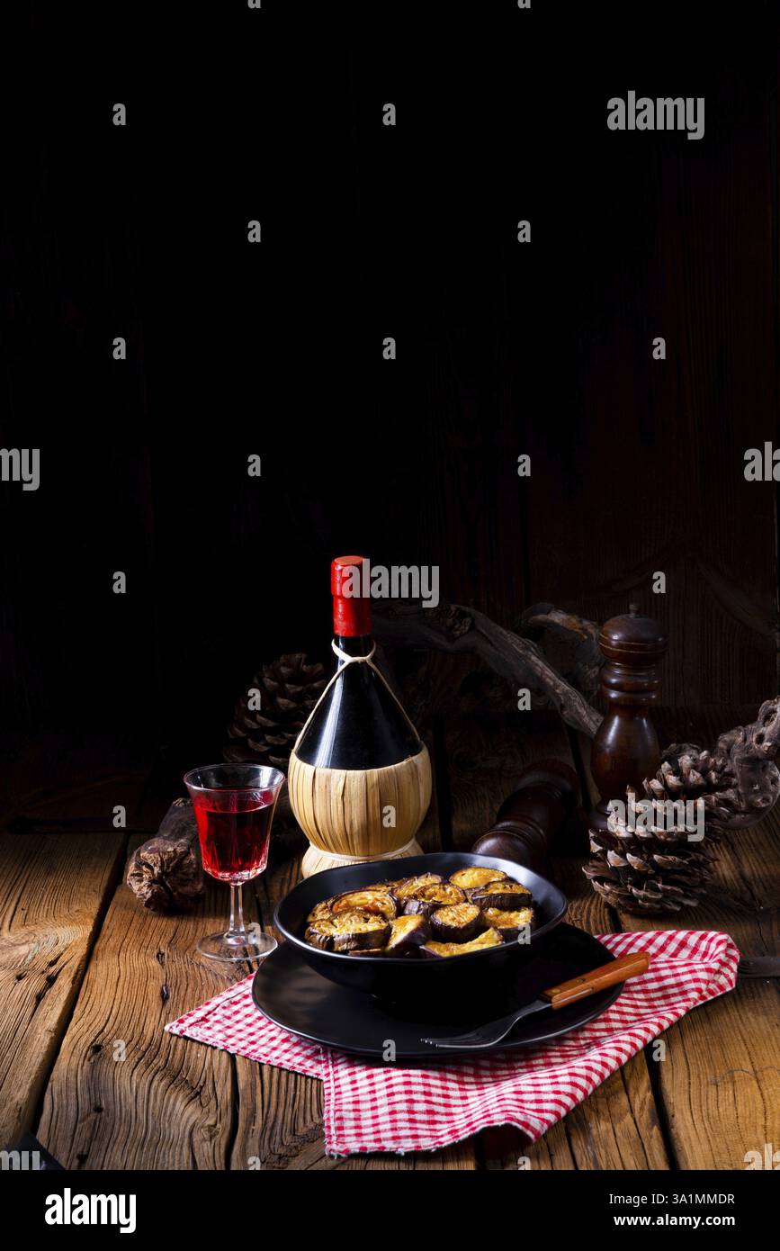 Melitzanes Tiganites - gebratene Auberginen im griechischen Stil Stock ...