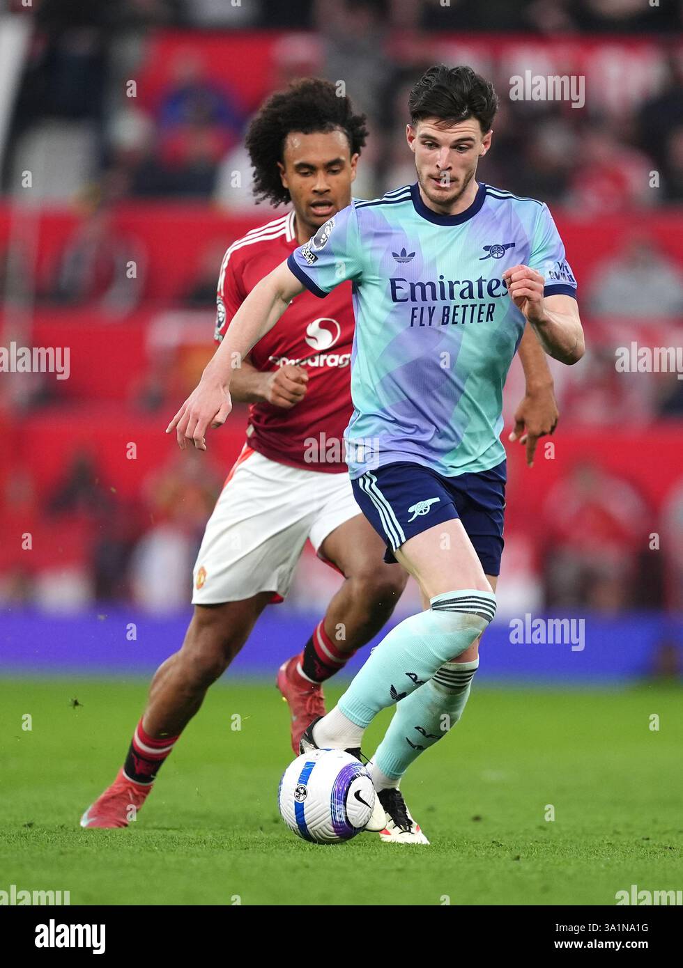 Arsenal's Declan Rice (right) and Manchester United's Joshua Zirkzee ...