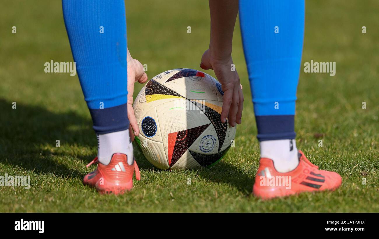 Meppen, Deutschland. 09th Mar, 2025. v.li.: Zwei Hände legen den Ball auf den Boden, zwei Beine, Füße und der Spielball, Ball, Rasen, zwei Füße, Fuss, Füsse, Schuhe, Hose, Stutzen, Strümpfe, Symbolfoto, Symbol, Symbolbild Fussball, Fußball, Spielfeld, Platz, DIE DFB-RICHTLINIEN UNTERSAGEN JEGLICHE NUTZUNG VON FOTOS ALS SEQUENZBILDER UND/ODER VIDEOÄHNLICHE FOTOSTRECKEN. DFB REGULATIONS PROHIBIT ANY USE OF PHOTOGRAPHS AS IMAGE SEQUENCES AND/OR QUASI-VIDEO., 09.03.2025, Meppen (Deutschland), Fussball, 2. Frauen-Bundesliga, SV Meppen - Borussia Mönchengladbach Credit: dpa/Alamy Live News Stock Photo
