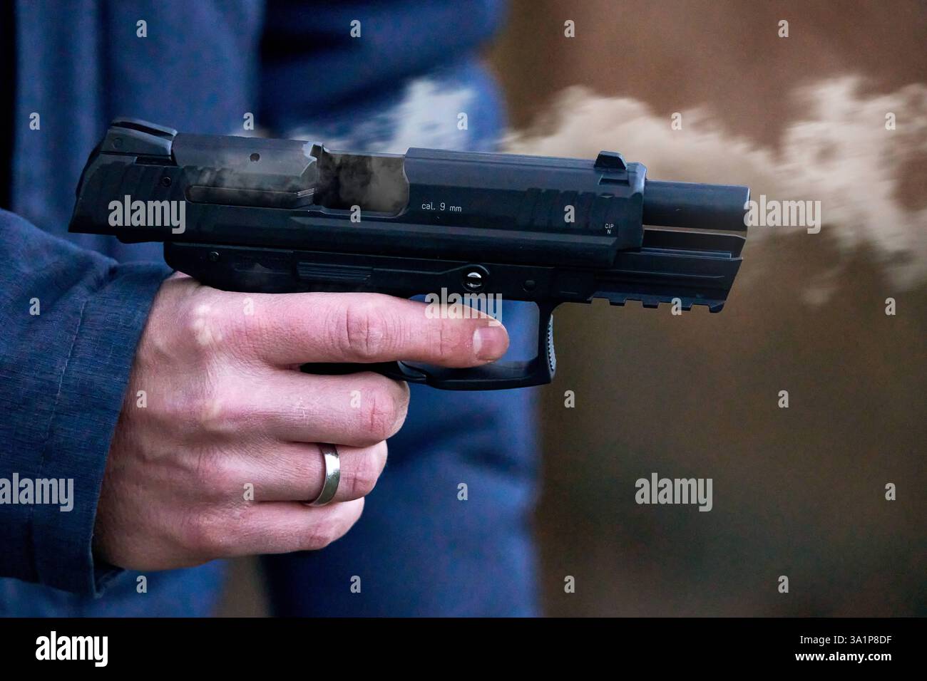 Polizei schusswaffen verbrechen hi-res stock photography and images - Alamy