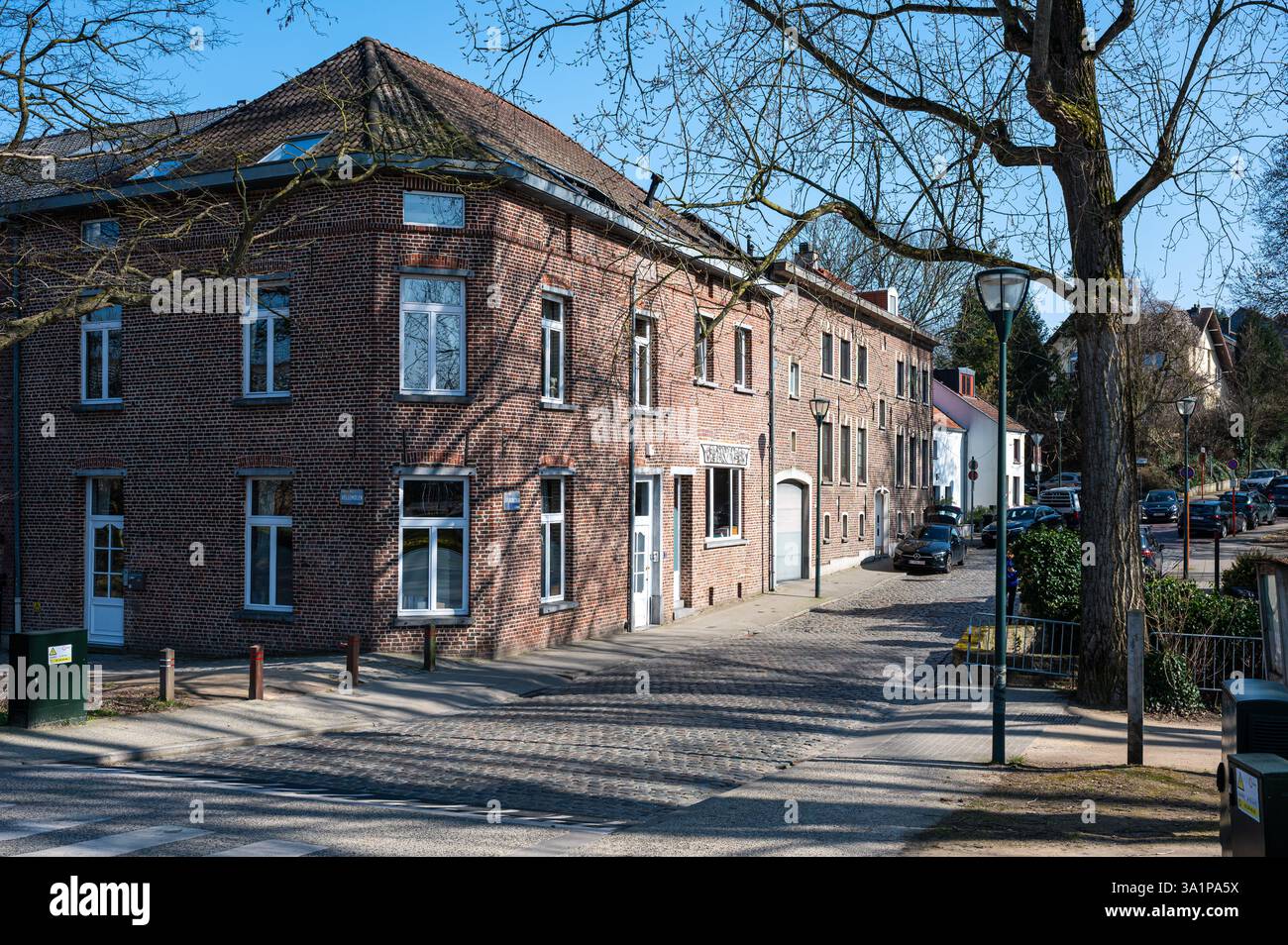corner-residential-house-in-traditional-brick-stones-woluwe-saint