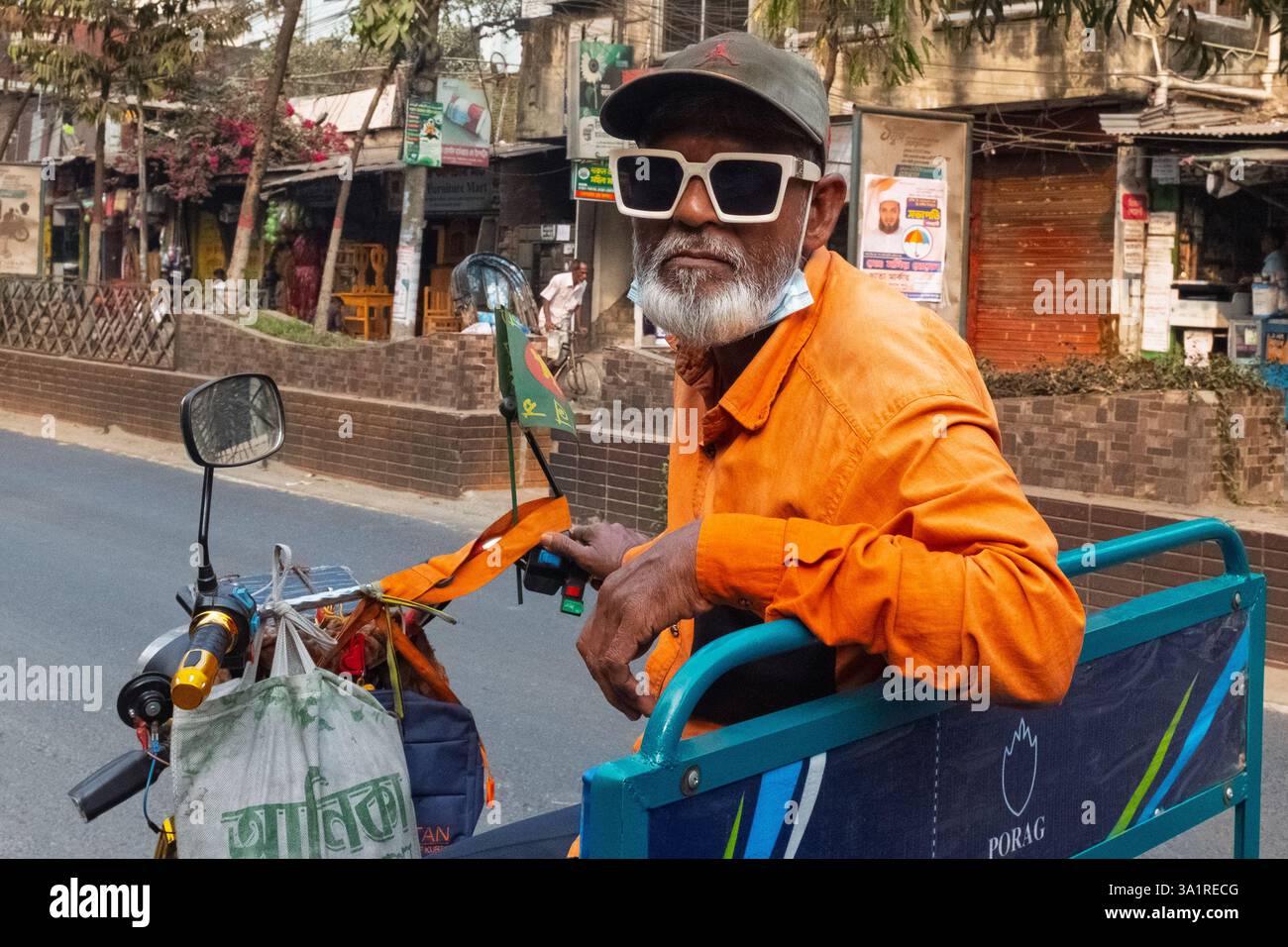 Stol ostidagi taytdagi fotosurat