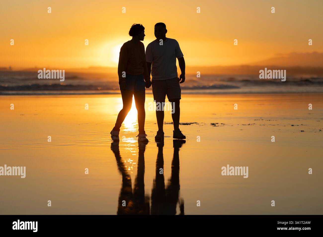 Twilight couple holding hands hi-res stock photography and images - Alamy