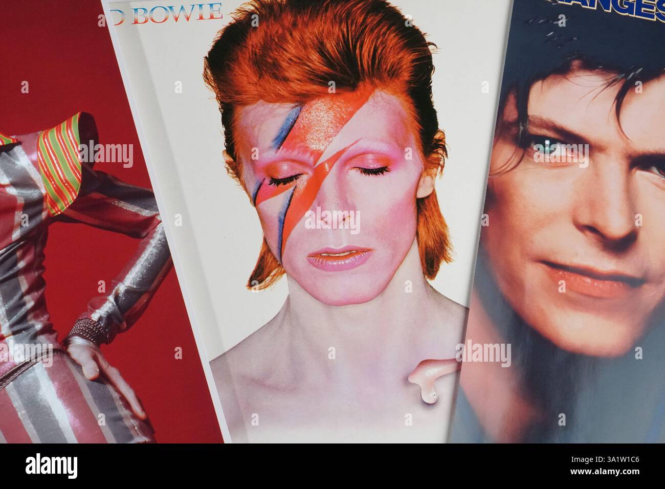 Aladdin sane david bowie hi-res stock photography and images - Alamy, image size:1300x956