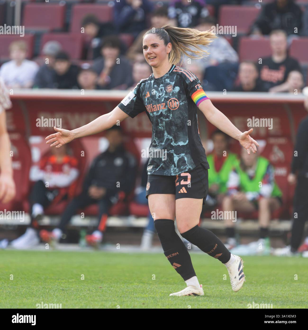 Sarah Zadrazil (Muenchen), 1. FC Koeln - FC Bayern Munich, Google Pixel ...