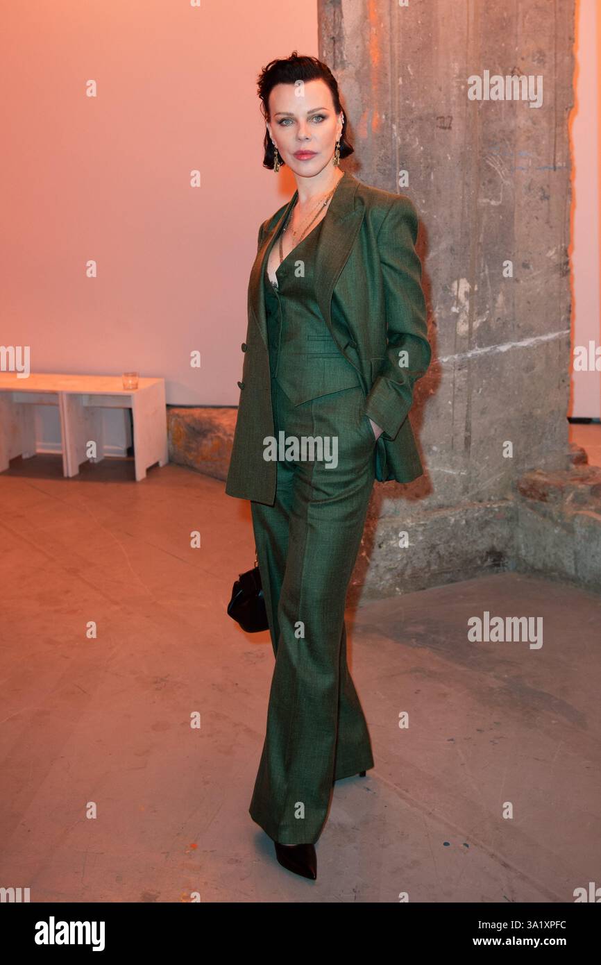 Debi Mazar Attending The Gabriela Hearst Womenswear Fall Winter 2025 Debi Mazar Attending The Gabriela Hearst Womenswear Fallwinter 2025 2026 Show As Part Of Paris Fashion Week In Paris France On March 10 2025 Photo By Aurore 3A1XPFC