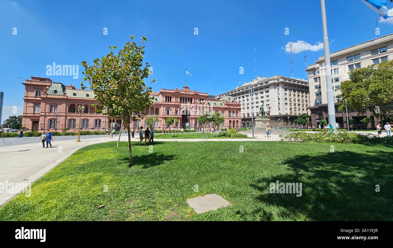 A Casa Rosada, sede do governo da Argentina, é um ícone histórico de Buenos Aires. - Smartphone Captured Stock Image