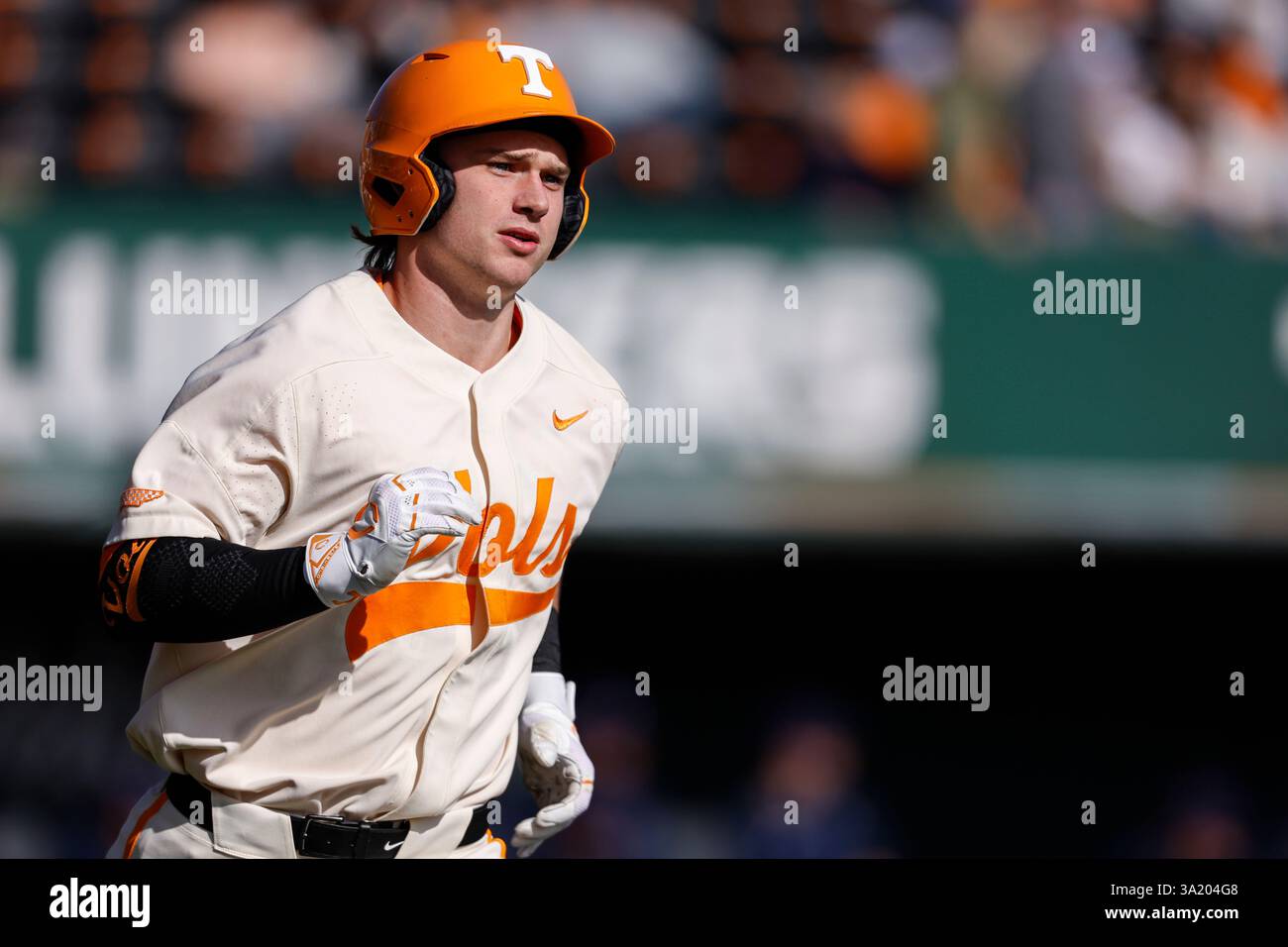 Tennessee Volunteers right fielder Levi Clark (30) hustles to first