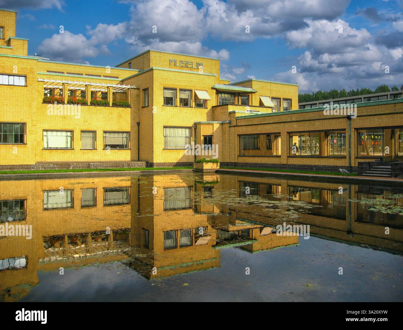 Gemeentemuseum in  Den Haag . Tegenwoordig draagt het de wat overbodige naam 'Kunstmuseum' omdat de buitenlanders dit museum te weinig kenden .  Het K Stock Photo