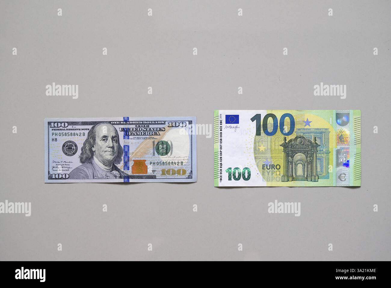 100 dollar banknote next to 100 euro banknote Stock Photo - Alamy
