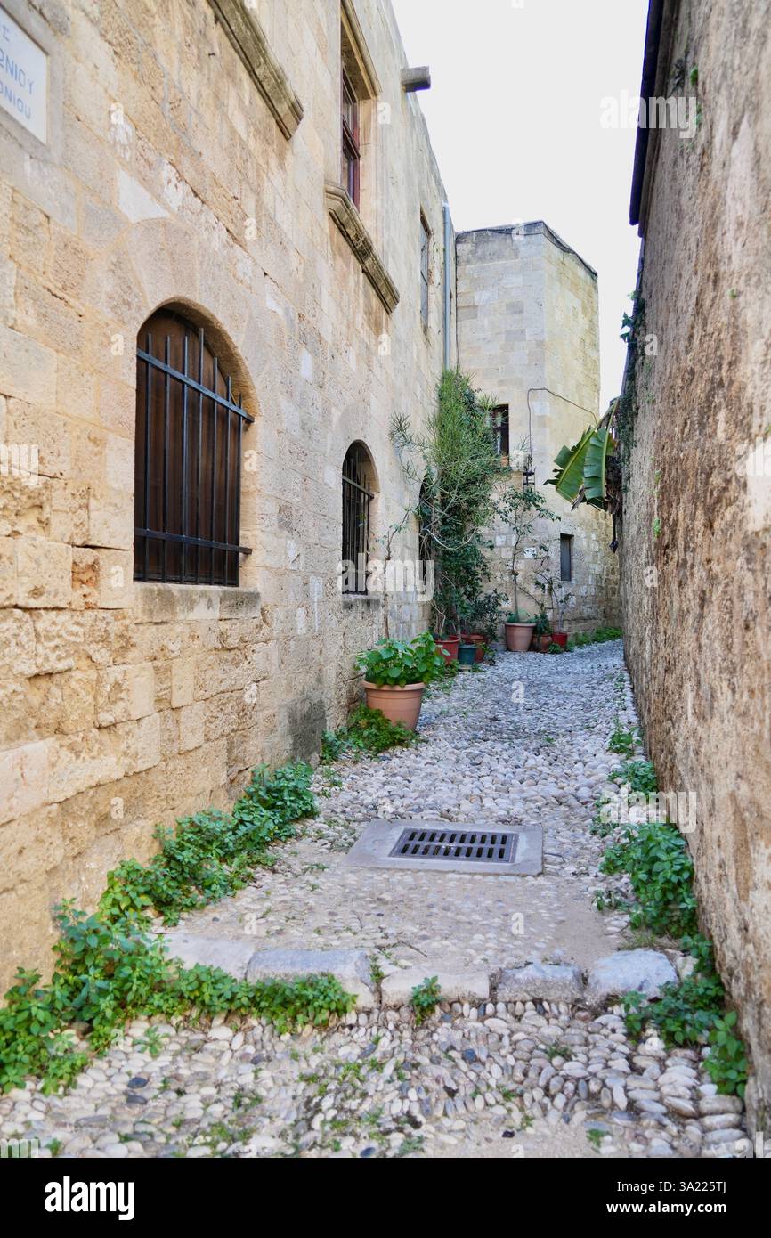 Rustic traditional Alleyway in The Old Town Stock Photo - Alamy