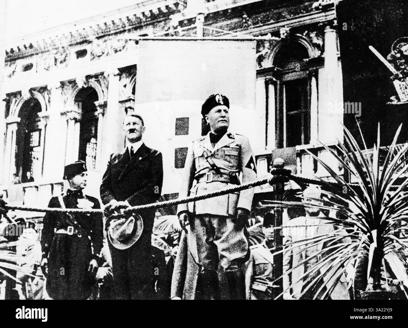 Fascismo fascista hi-res stock photography and images - Page 8 - Alamy, image size:1300x1045