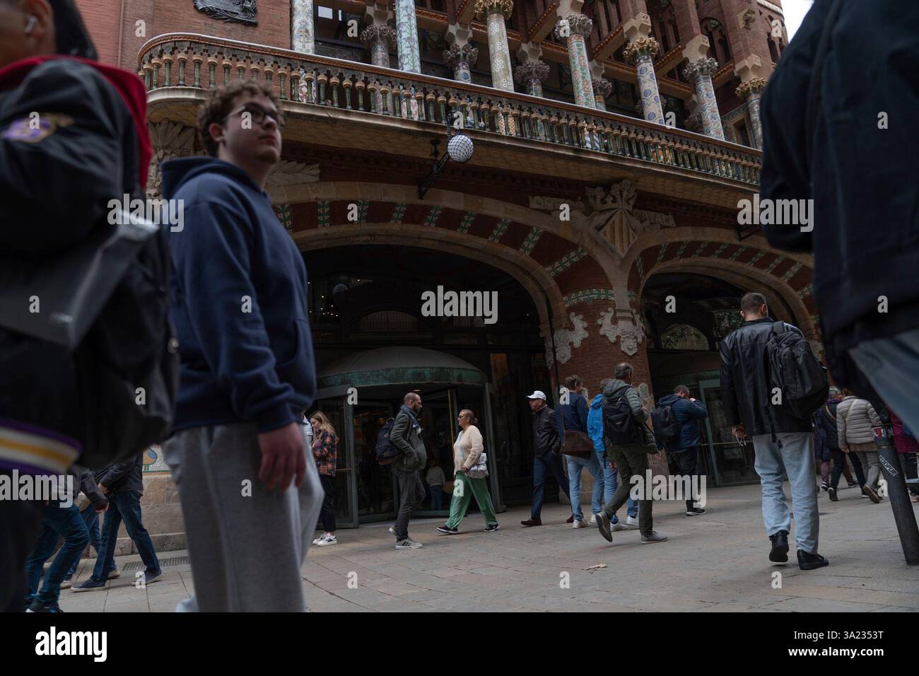 Several people in front of the facade of the Palau de la Música