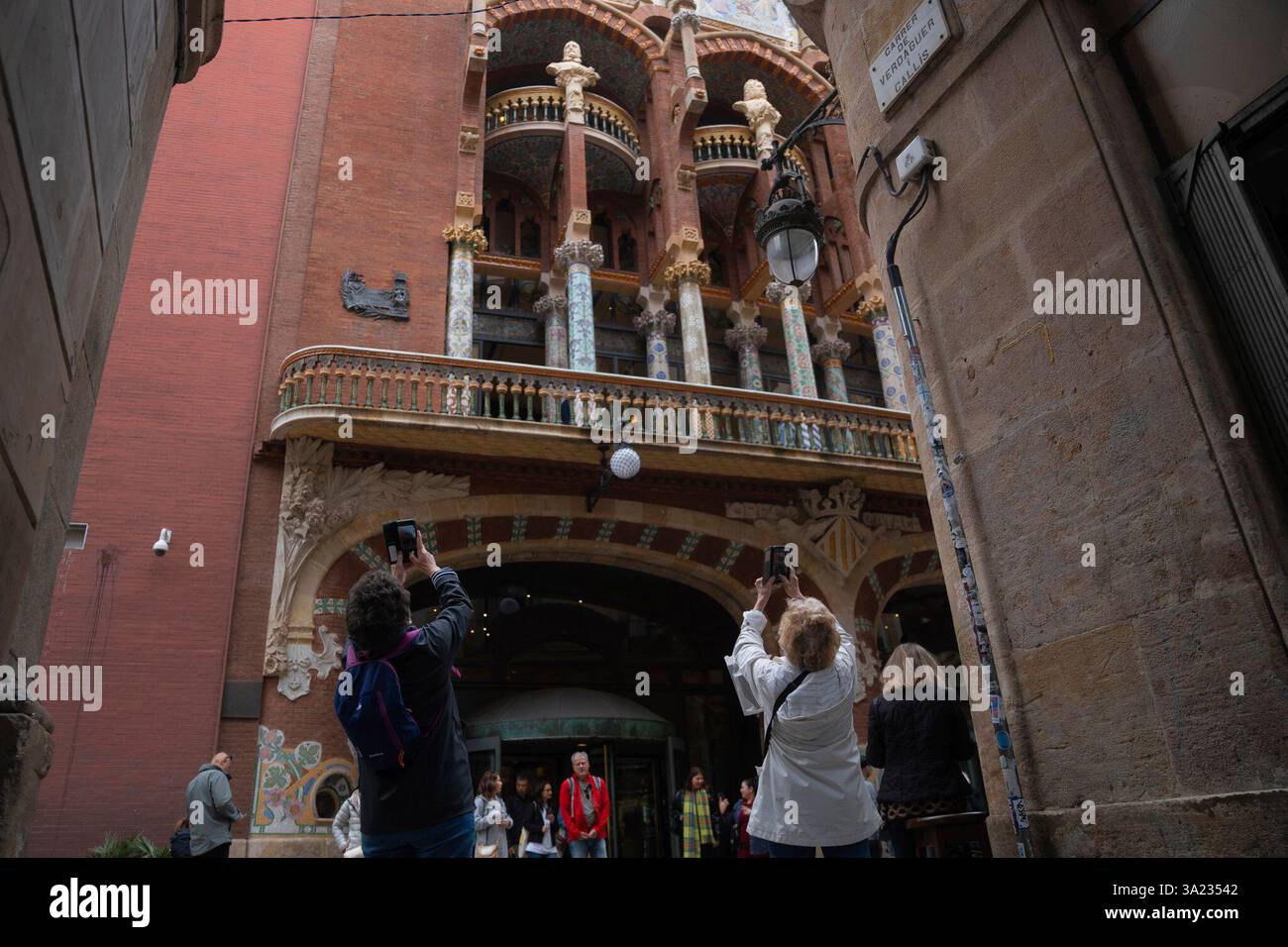 Several people in front of the facade of the Palau de la Música