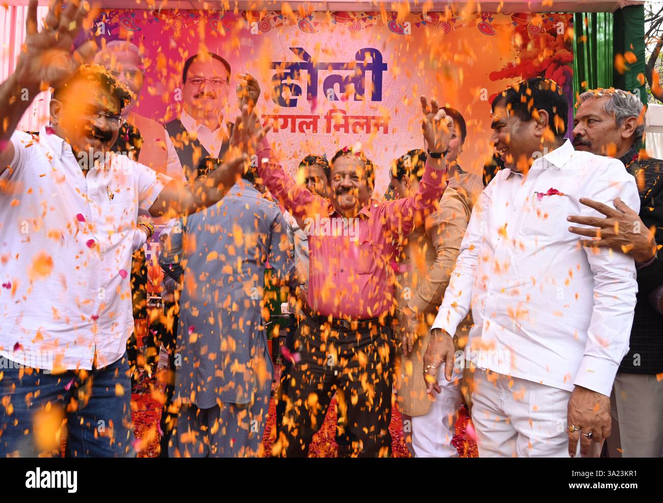 how is holi selebreted in delhi