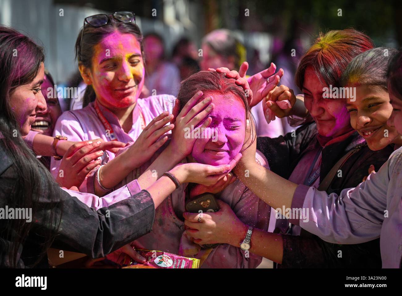 holi 2025 play colors