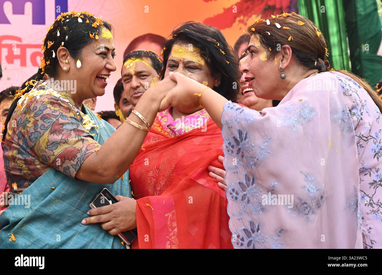 where to celebrate holi in delhi