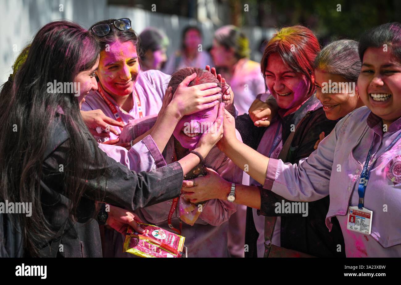 holi 2025 play colors