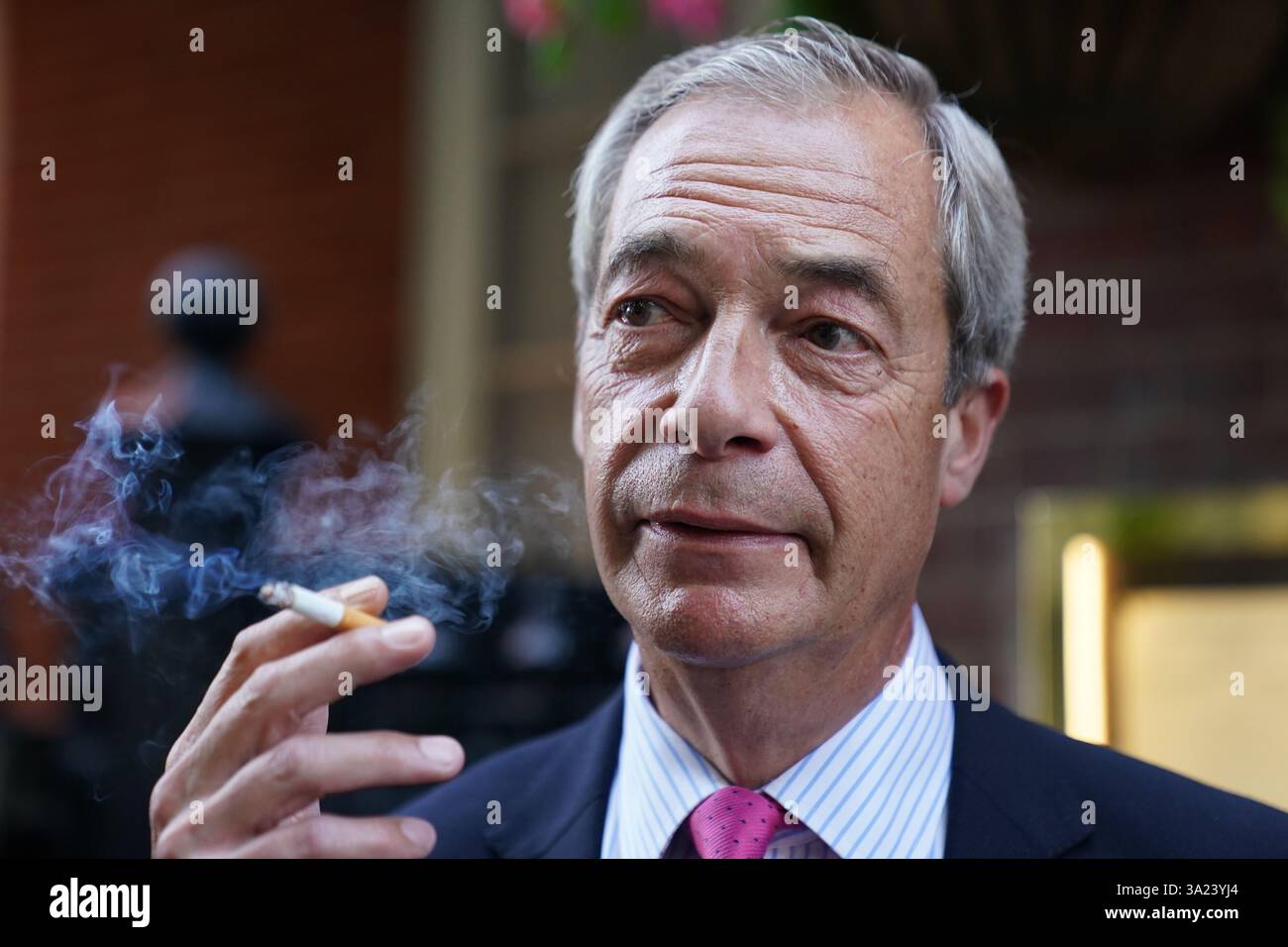nigel farage cigarettes Nigel farage smoking hi-res stock photography and images