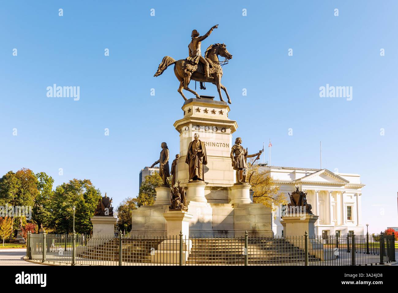 Capitol Square with Virginia Washington Monument and view of the Virginia State Capitol in Richmond, Virginia, USA Stock Photo